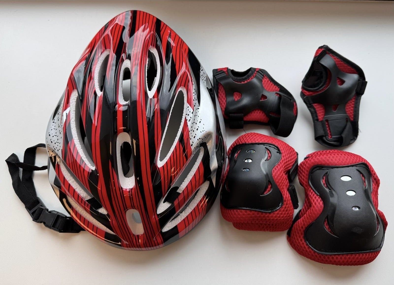 Helm + knie & hand beschermers Rood